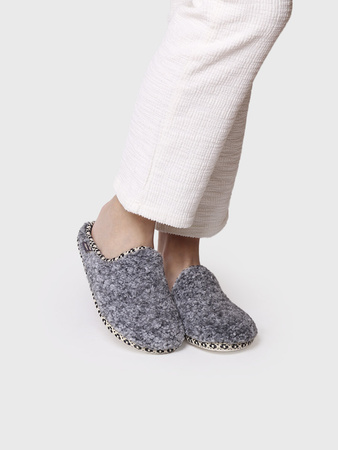 KAPCIE, KLAPKI, SHEEPSKIN, TONI PONS DARLA-SB, SZARY